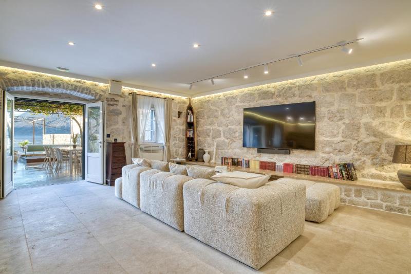 Luxury waterfront vila with Private Dock and Pool - image 14