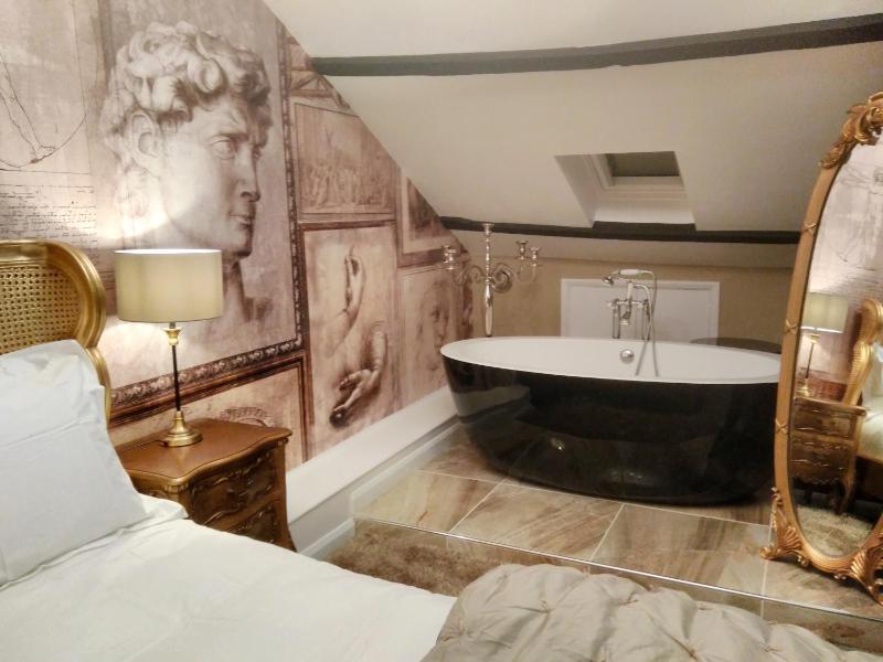Deluxe King Room image 3