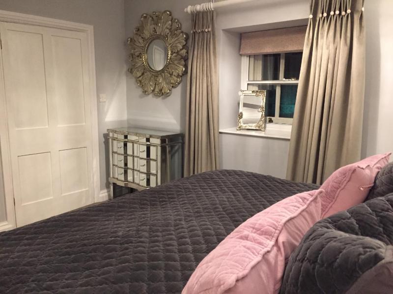 Superior King Room image 3