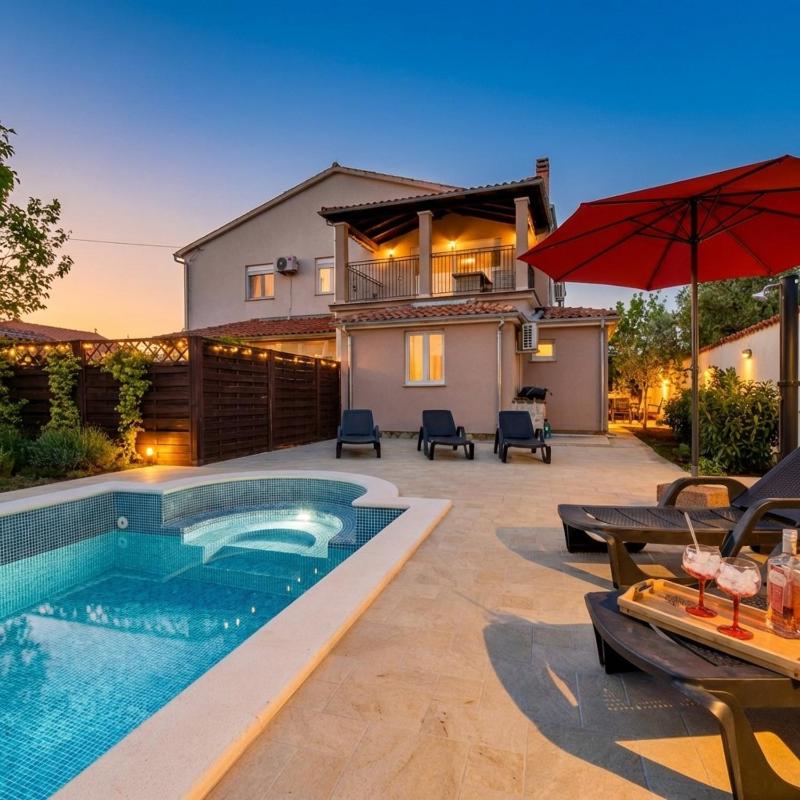 Spacious apartment with private pool - image 1