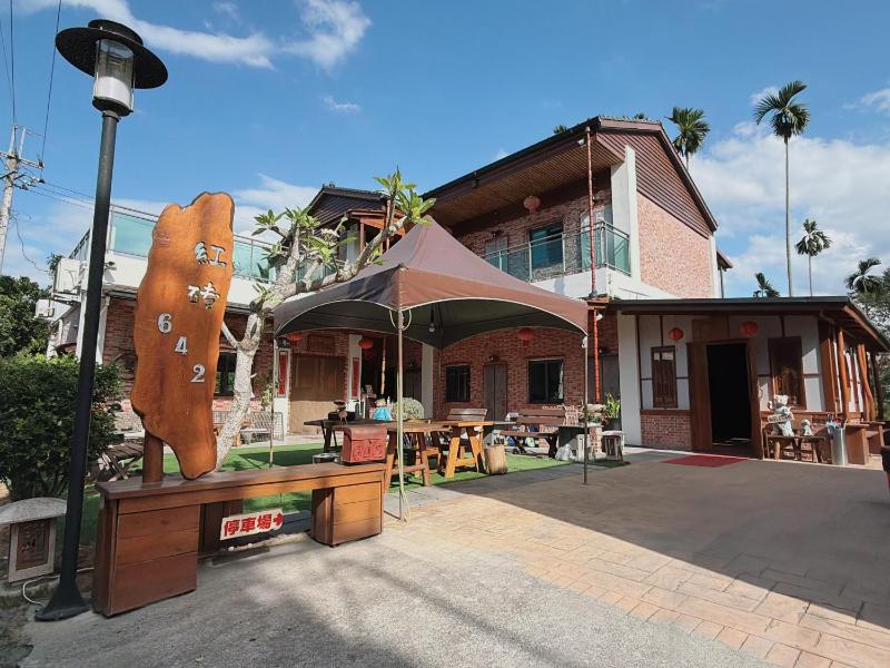 Red brick 642 B&B - image 1