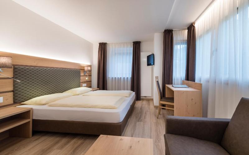 Double Room image 3