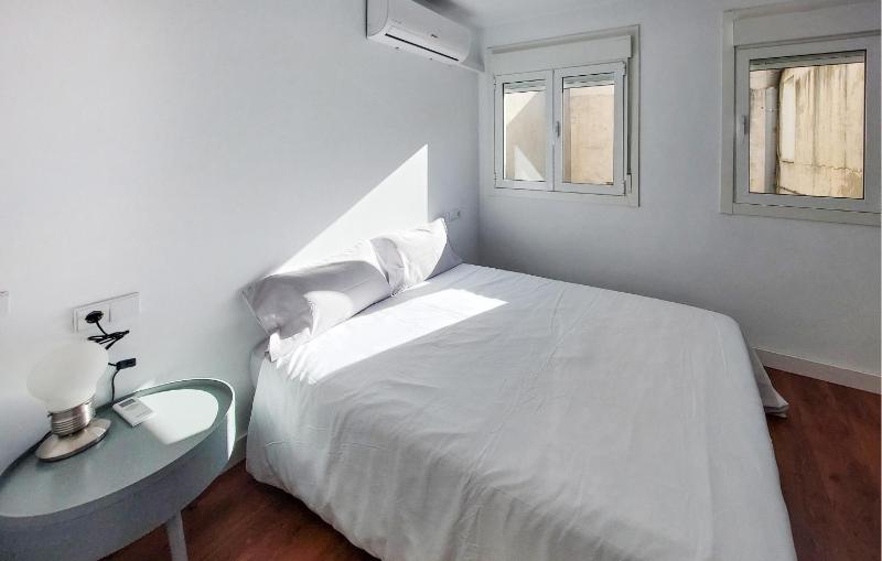 Gorgeous Apartment In Alicante With Wifi - image 10