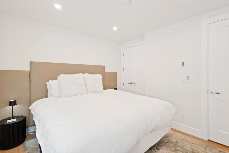Riverside A03 condo - image 8
