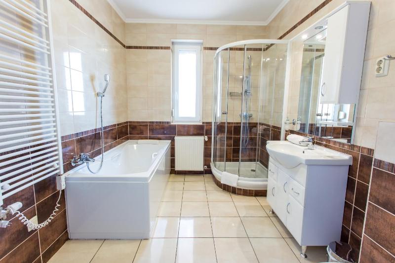 Two-Bedroom Penthouse Apartment with Lake View and Balcony image 4