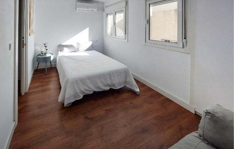 Gorgeous Apartment In Alicante With Wifi - image 5