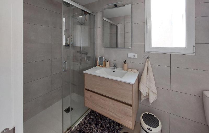 Gorgeous Apartment In Alicante With Wifi - image 3