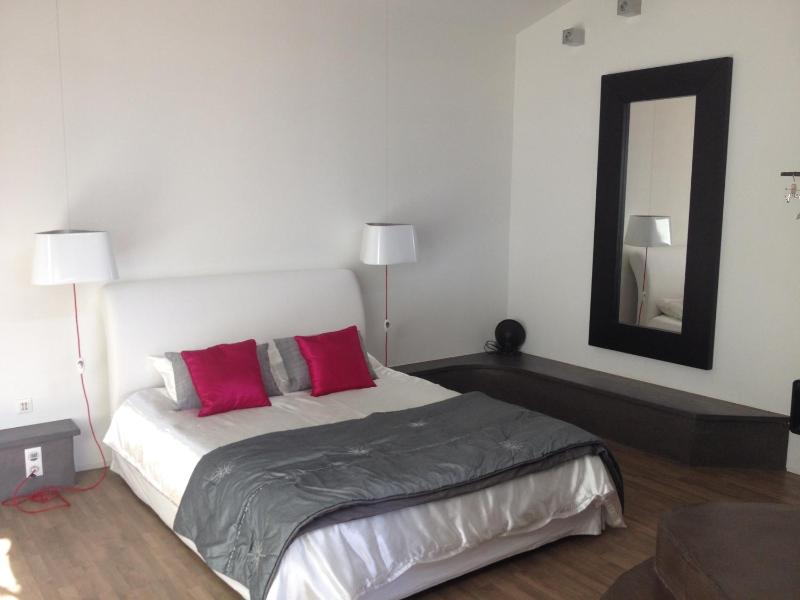 Deluxe King Suite image 3