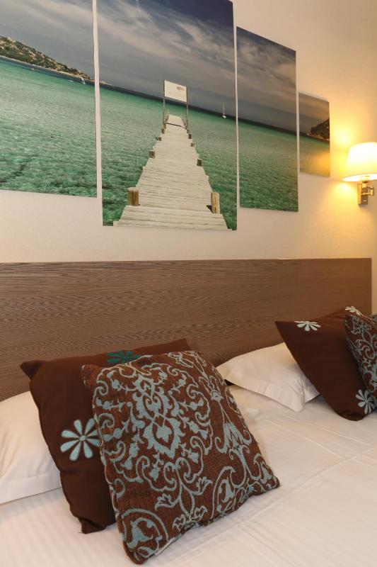 Double Room with Balcony image 4