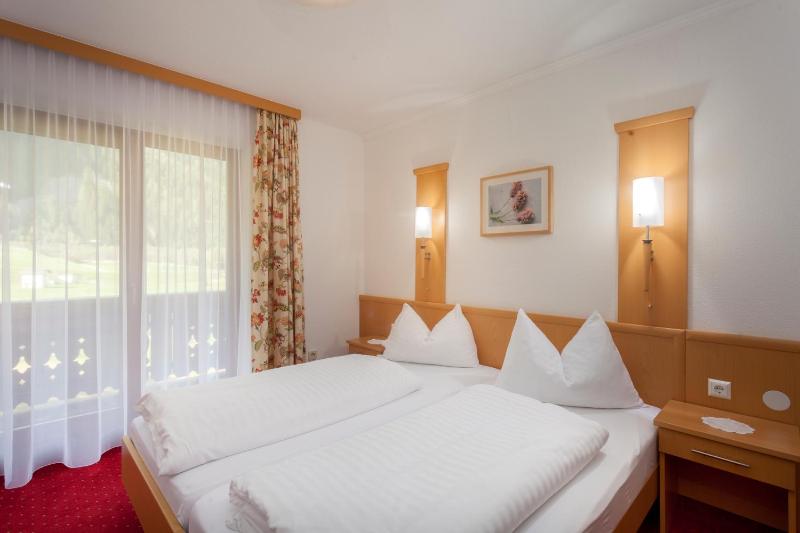 Triple Room with Balcony image 2