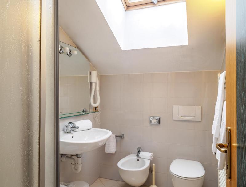 Single Room image 4