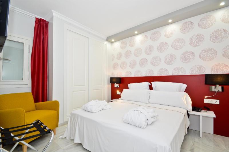 One-Bedroom Apartment with Sofa Bed image 1