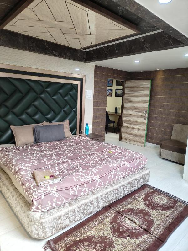 Daddy Homestay Luxury Apartment Near Mg Marg 4 bhk - image 11