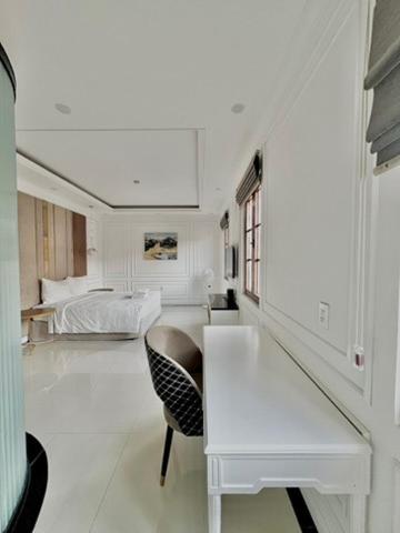 Căn hộ 2 phòng ngủ tại Sunset Town - Diện tích 100m2 - Cạnh cáp treo - image 1