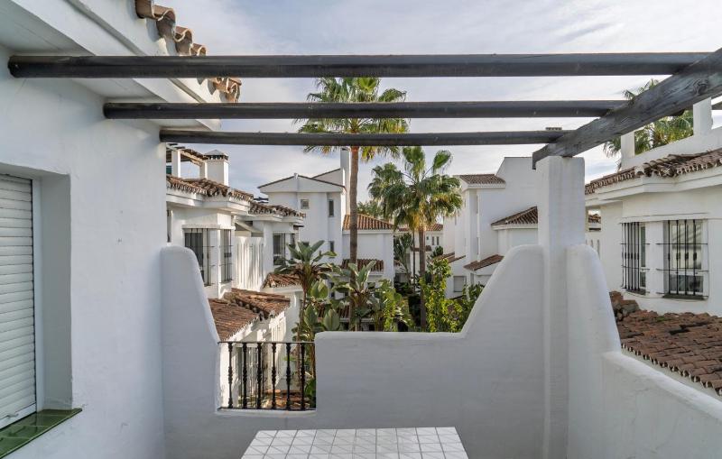 Elegant Penthouse with Private Rooftop Sun Deck in Los Naranjos Marbella - image 7