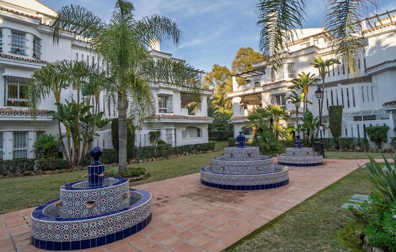Elegant Penthouse with Private Rooftop Sun Deck in Los Naranjos Marbella - image 15