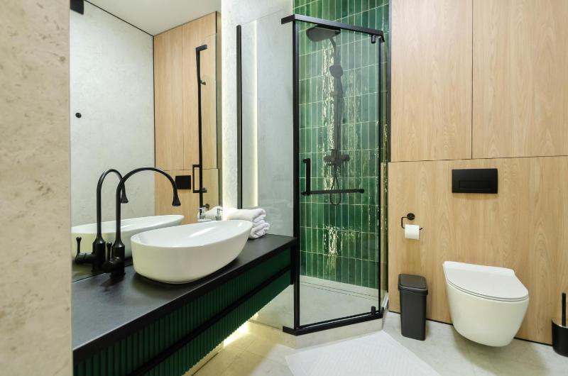 2-76b Pechersk Plaza Boichuka 17 Kyiv centre fantastic city view 15 kW backup power Petrovdom Apartment - image 12