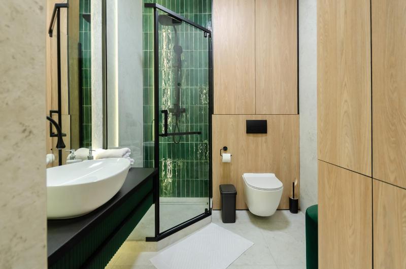 2-76b Pechersk Plaza Boichuka 17 Kyiv centre fantastic city view 15 kW backup power Petrovdom Apartment - image 3