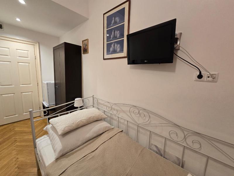 Budapest B&B Bed and Breakfast - image 9