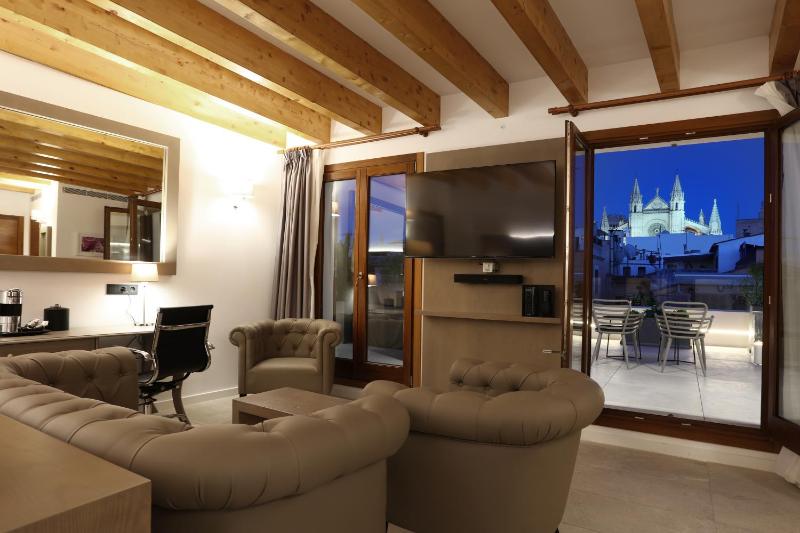Sky Suite with Jacuzzi image 4