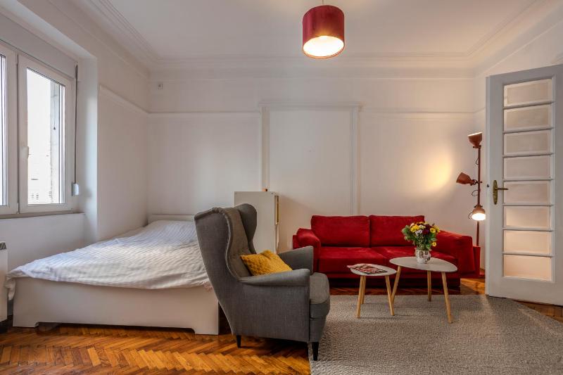 Elegant Chique & Spacious Boho Loft - image 3