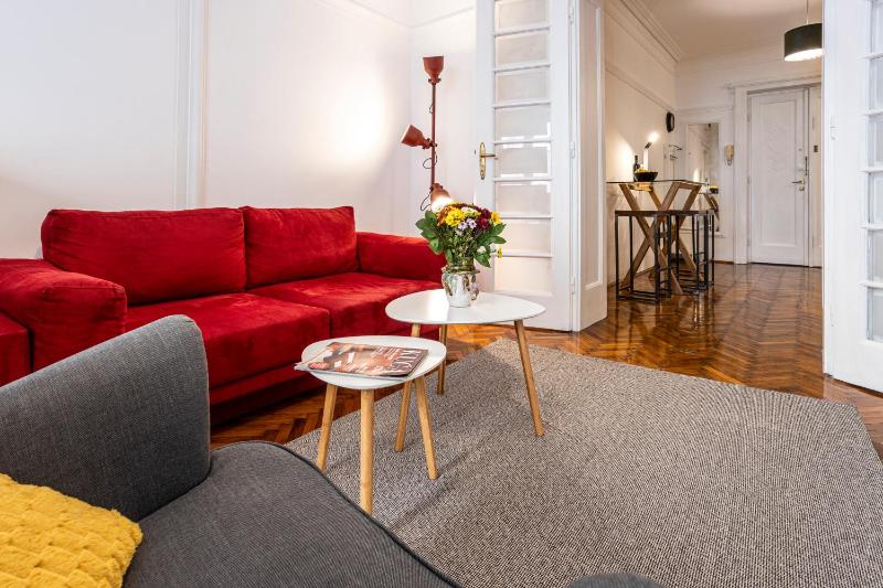 Elegant Chique & Spacious Boho Loft - image 5