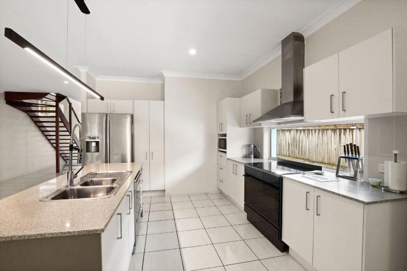 Roderick Street 83 Moffat Beach - image 7