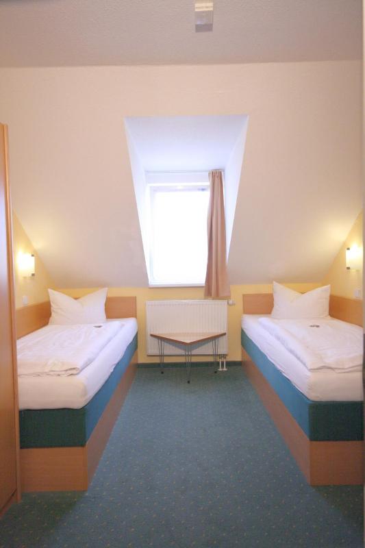 Twin Room image 3