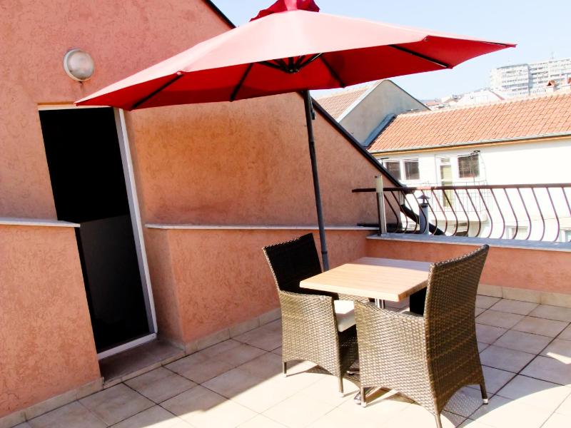 Deluxe Double Room with Balcony image 3