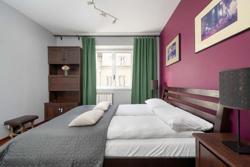 Atmospheric 2-Bedroom Apartment Near the Market Square by Noclegi Renters - image 2