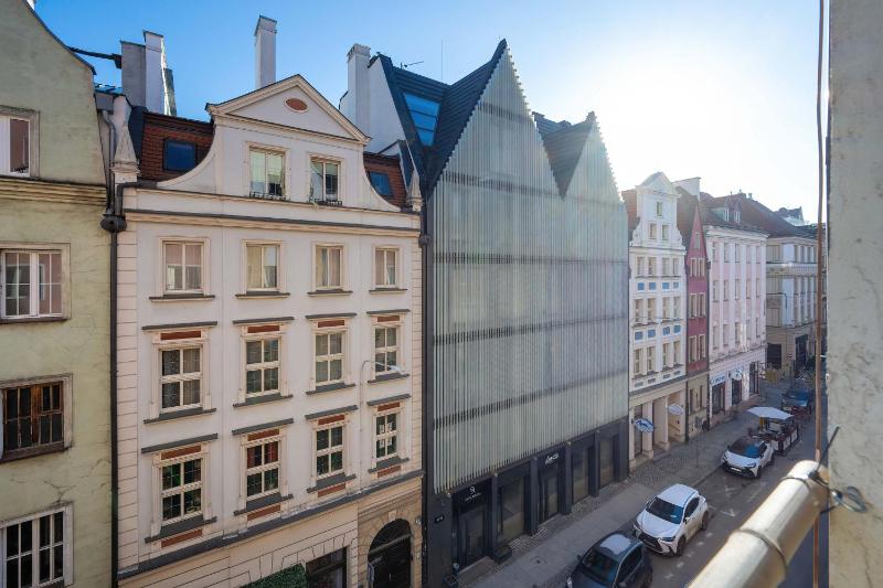 Atmospheric 2-Bedroom Apartment Near the Market Square by Noclegi Renters - image 12