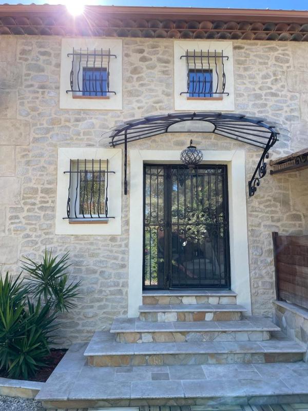 Charming villa with secure private parking - image 9