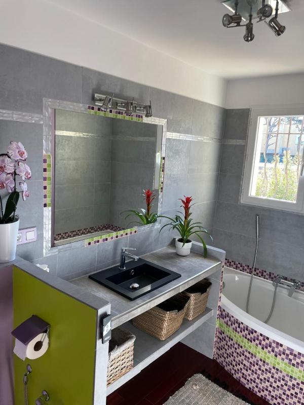 Charming villa with secure private parking - image 22