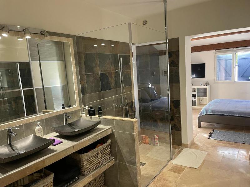 Charming villa with secure private parking - image 6
