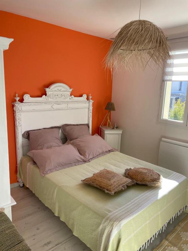 Charming villa with secure private parking - image 3