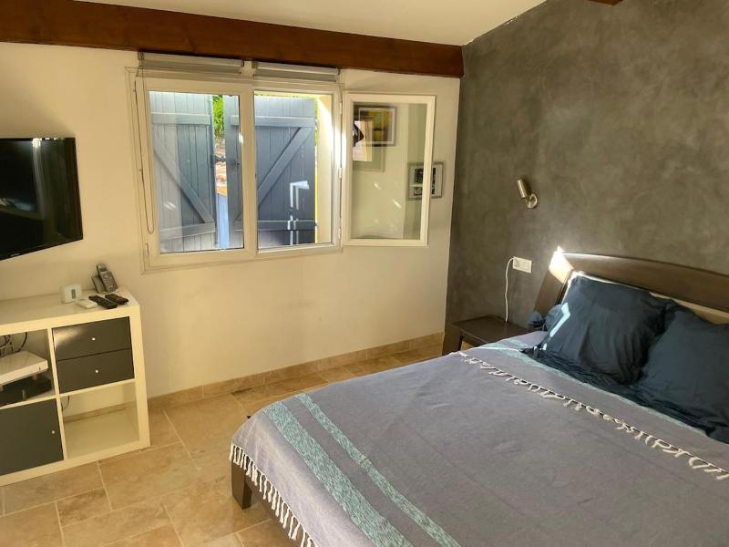 Charming villa with secure private parking - image 25