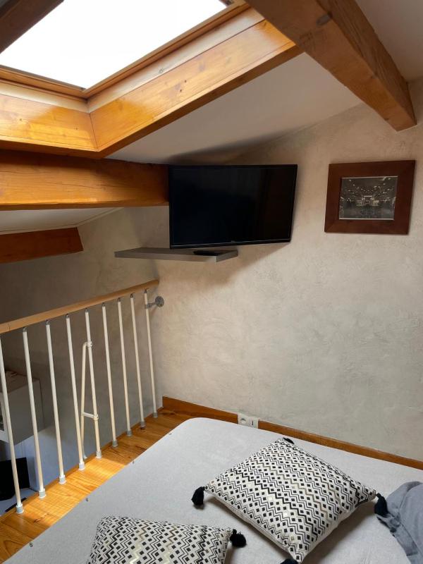 4-person apartment with secure parking - image 13