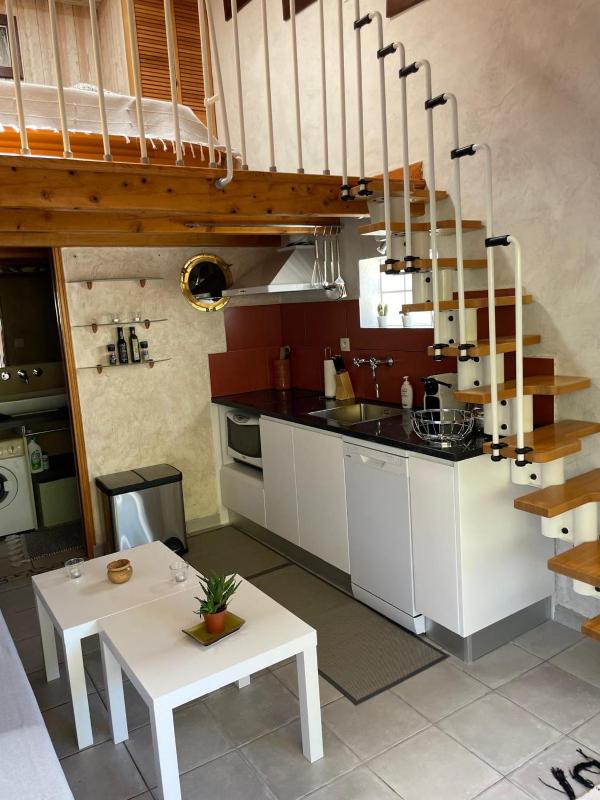 4-person apartment with secure parking - image 9