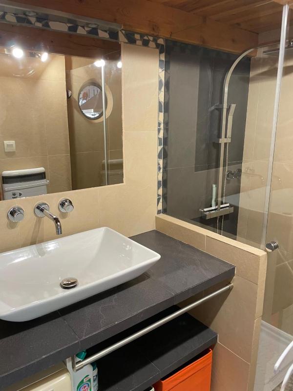 4-person apartment with secure parking - image 7
