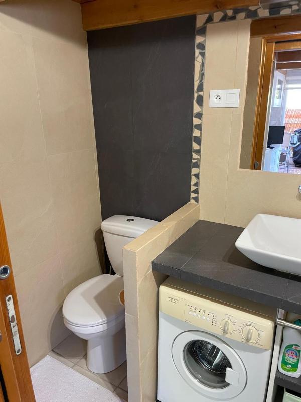 4-person apartment with secure parking - image 8