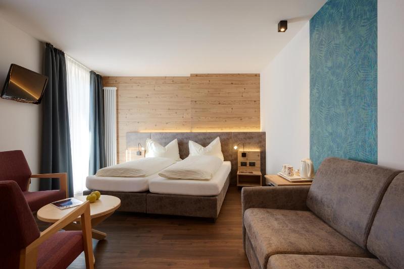 Superior Deluxe Double or Twin Room  image 1