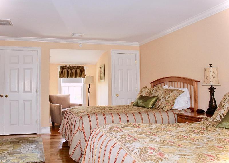 Queen Room with Two Queen Beds - 6 image 2