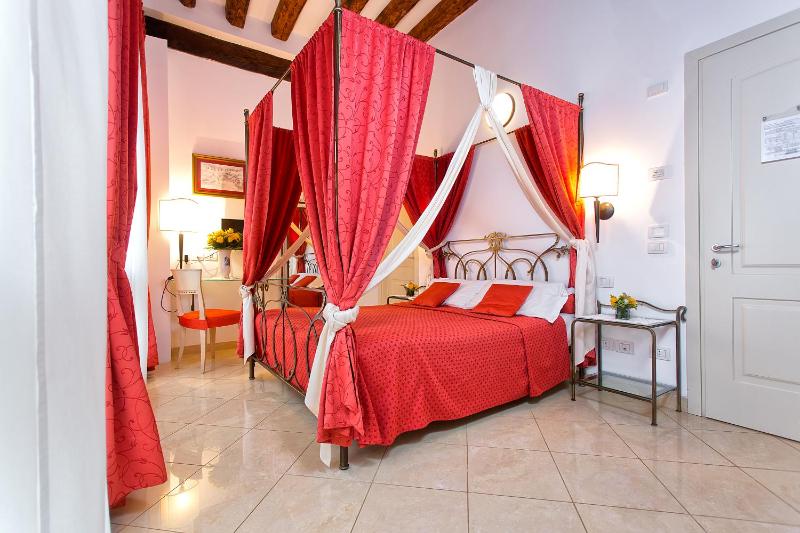 Superior Double Room with Canal View image 4
