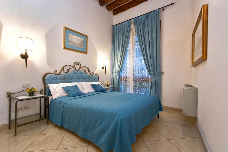 Superior Double Room with Extra Bed image 3