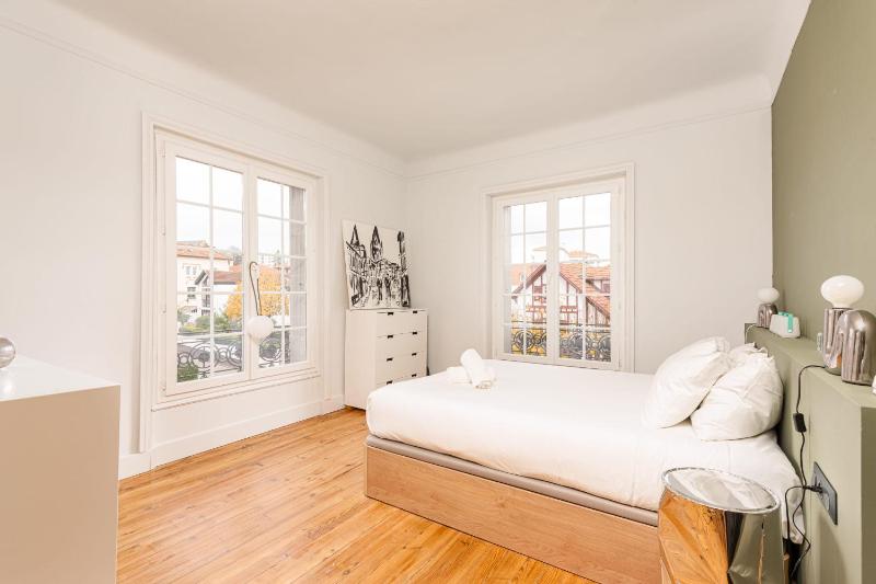 MISVA KEYWEEK Architect-designed flat in Biarritz with garden - image 10
