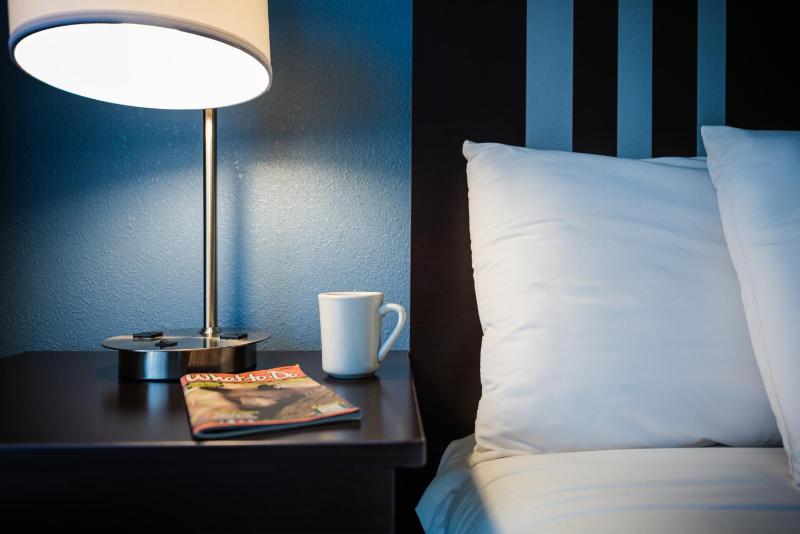 Standard King Room image 3