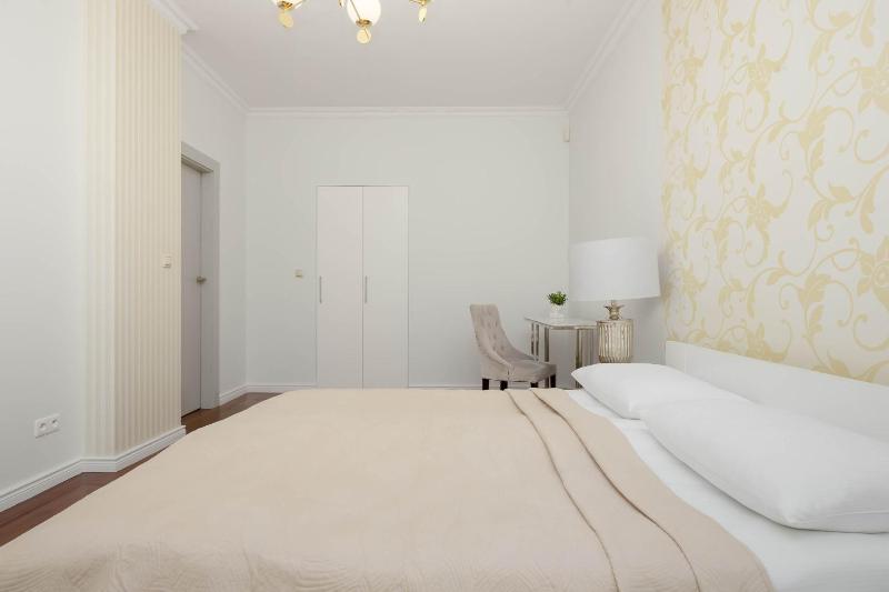 Elegant Apartment Near Wilanów Palace by Renters Prestige - image 9
