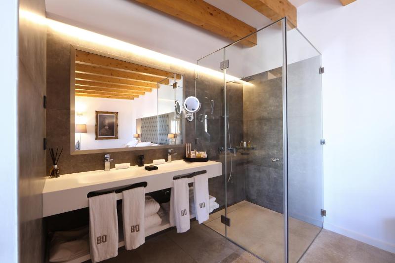 Sky Suite with Jacuzzi image 3