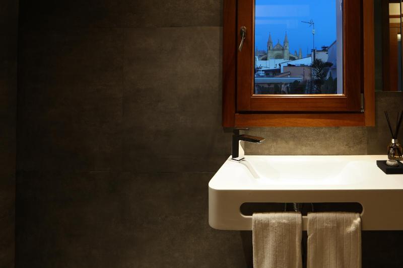 Sky Suite with Jacuzzi image 2