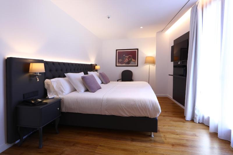 Deluxe Double Room image 4